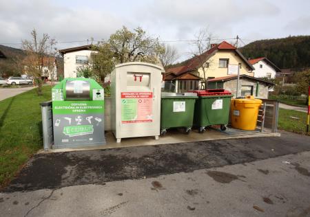 ZBIRALNIK ZA UPORABNA OBLAČILA IN OBUTEV GRAHOVO 03 FOTO LJUBO VUKELIČ